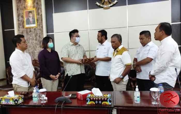 DPRD Kota Balikpapan berikan tali asih kepada keluarga Almarhum Jhony Ng. (foto : Roni)