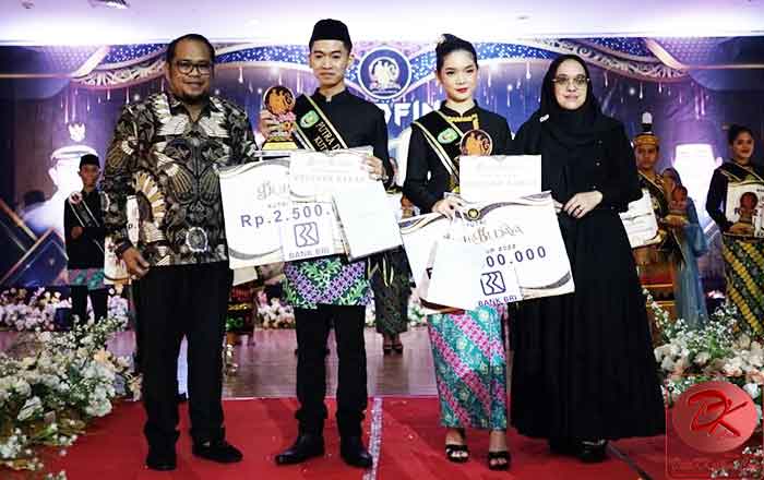 Wakil Bupati Kutim Kasmidi Bulang bersama isteri bersama Juara Duta Budaya Kutim 2022. (foto : HB)