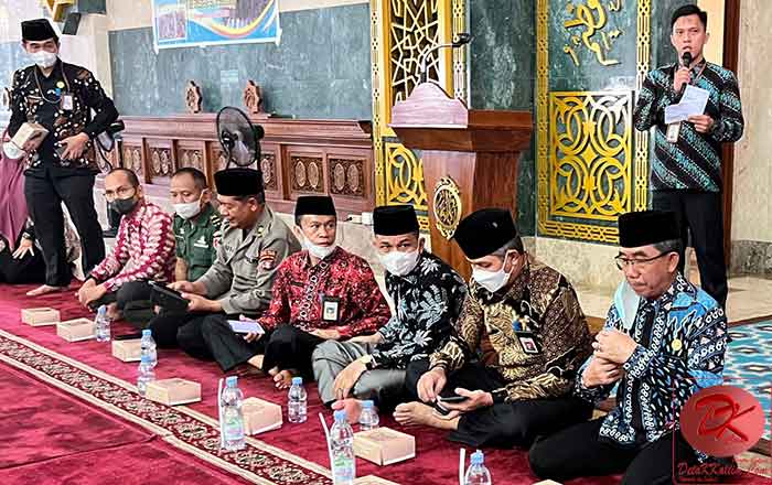 Ketua DPRD Kutim Joni, S.Sos saat menghadiri Pelepasan Jamaâ€™ah Haji Kutim. (foto : HB)