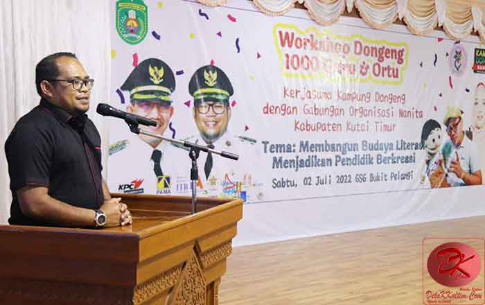 Wakil Bupati Kutim Kasmidi Bulang saat membuka Workshop mendongeng 1.000 Guru dan Ortu. (foto : HB)