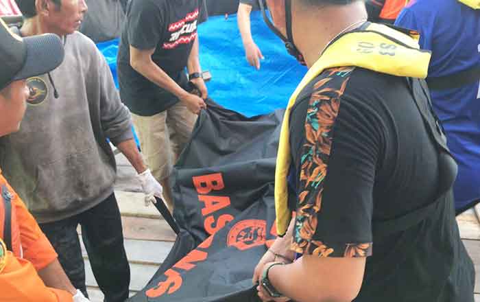 Tim SAR Gabungan bersama masyarakat mengevakuasi mayat Baharuddin setelah dikeluarkan dari dalam perut Buaya. (foto : Tim SAR)