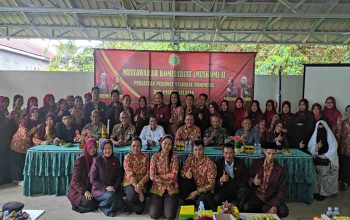 Wakil Ketua DPRD Kaltim Muhammad Samsun Bersama Komisariat PPNI Wilayah Pesisir Selatan, Kutai Kartanegara (Kukar), Kaltim. (foto : Exclusive)
