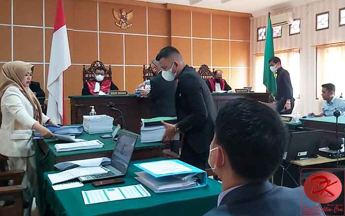 Kuasa Hukum TKBM Komura Samarinda serahkan bukti dalam sidang. (foto : LVL)