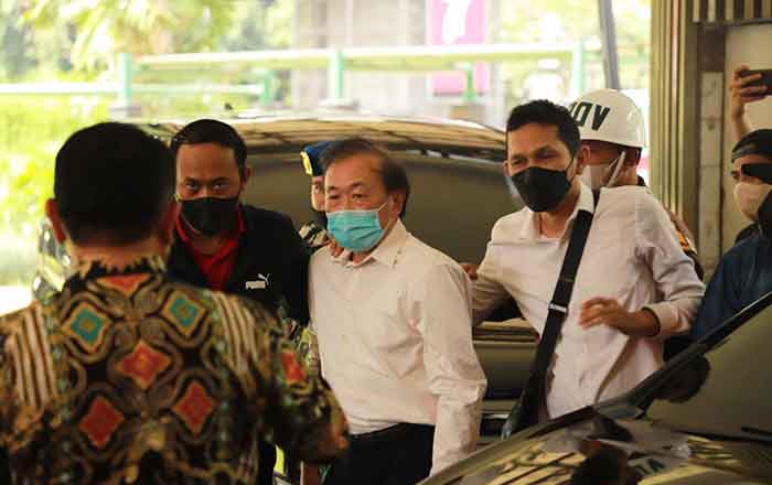 Tersangka SD dijemput Tim Gabungan Kejaksaan Agung di Bandara Soekarno-Hatta, pemilik PT Duta Palma Group ini sempat masuk DPO KPK. Ia disangka melakukan perbuatan Tipikor dan TPPU. (foto : Exclusive)