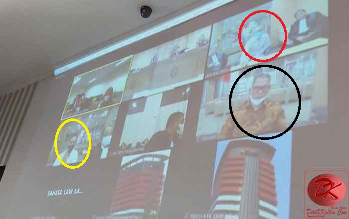 Para Terdakwa dalam lingkaran Muliadi (hitam), Edi Hasmoro (merah), dan Jusman (kuning) mendengarkan pembacaan Tuntutan pada sidang yang digelar masih secara virtual. (foto : LVL)
