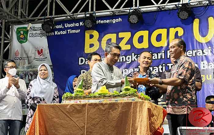 Bazar UMKM resmi dibuka Bupati Ardiansyah Sulaiman ditandai pemotongan Tumpeng. (foto : HB)