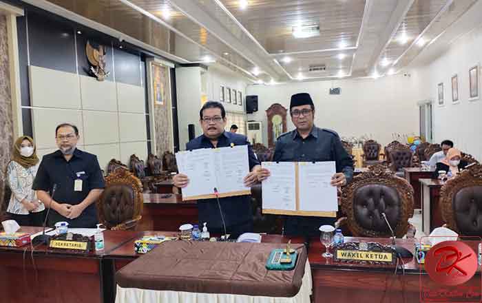 Rapat Paripurna dipimpin Ketua DPRD Kota Balikpapan Abdulloh, S.Sos melalui meeting zoom di Ruang Rapat Gabungan DPRD Kota Balikpapan. (foto : Roni)