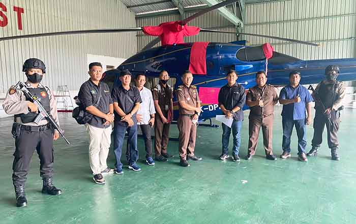Tim Penyidik Direktorat Penyidikan JAM Pidsus sita aset yang terkait Tersangka SD satu unit Helikopter Bell 427, dengan nomor seri 58001. (foto : Exclusive)