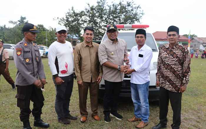 Foto: Wabup Kasmidi Bulang saat menyerahkan satu unit Mobil Ambulance untuk warga Desa Cipta Graha Kaubun usai menutup Kegiatan Perkemahan Gabungan Kwartir Ranting. (foto : Hms)