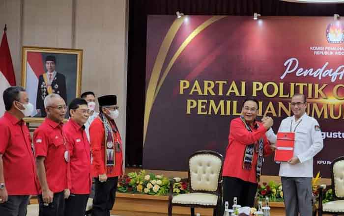 Prosesi penyerahan berkas pendaftaran PDIP dari Bambang Wuryanto kepada Ketua KPU Hasyim Asyari. (foto : Exclusive)