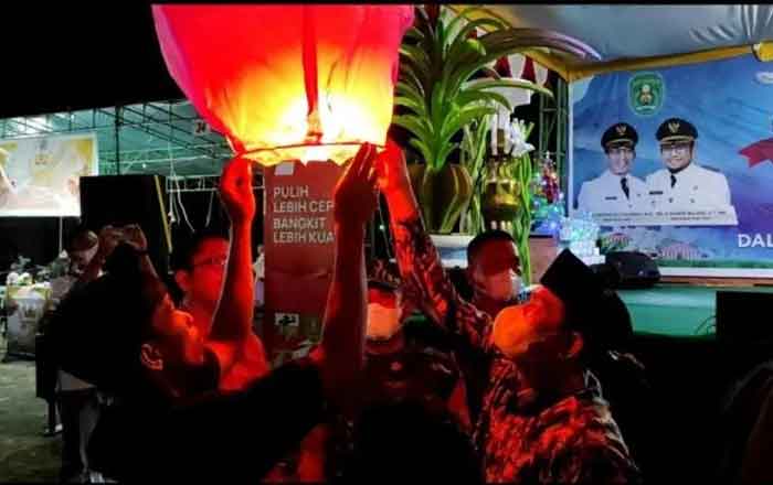 Pembukaan Pekan Raya Teluk Pandan ditandai dengan Pelepasan Lampion yang dilakukan Bupati Kutim Ardiansyah Sulaiman. (foto : 1st)