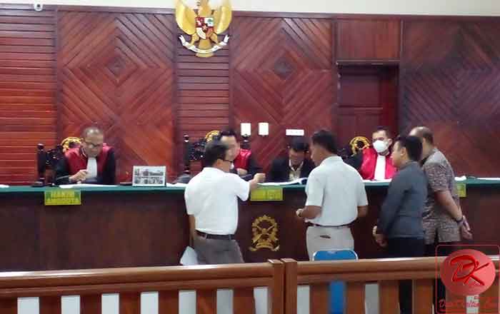 Pengacara Salahuddin, SH menunjukkan foto saksi Bambang Dwi Margono, SH saat bertemu Nawawi Chandra di depan Hakim PN Tarakan. (foto : SLP)
