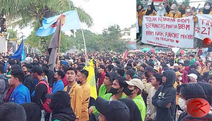 Ribuan Mahasiswa di Samarinda yang tergabung dalam Aliansi Masyarakat Kaltim Membara, berdemonstrasi di DPRD Kaltim menolak kenaikan harga BBM. (foto : Mashardiansyah)
