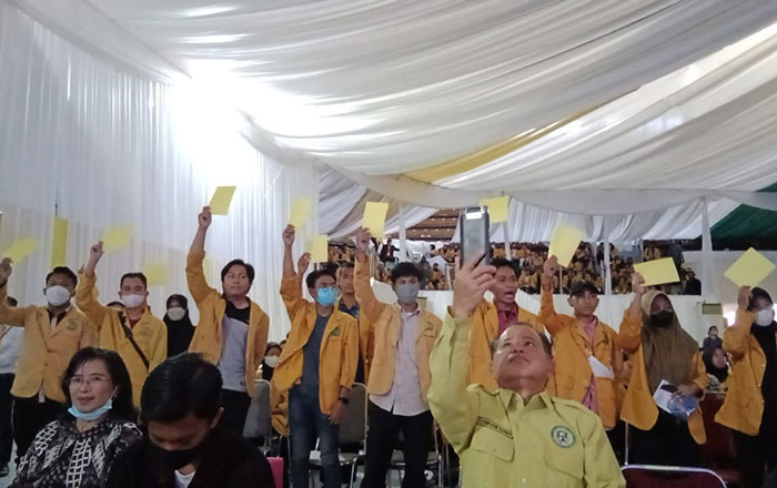 Aliansi Garuda Mulawarman memberikan Kartu Kuning kepada Menteri LHK Siti Nurbaya, dan Gubernur Katim Isran Noor sebagai aksi simbolik terkait kondisi lingkungan di Kaltim. (foto : Exclusive)