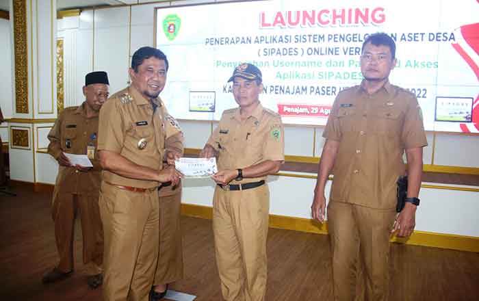 Plt. Bupati PPU Hamdam launching penerapan Aplikasi SIPADES. (foto : Hms 06)