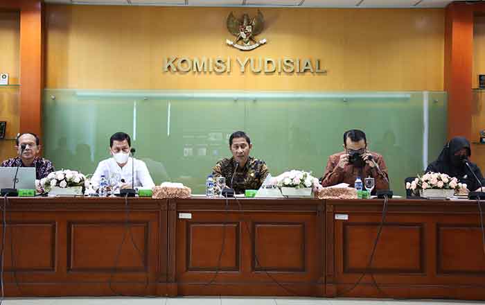 Ketua Komisi Yudisial (KY) Mukti Fajar Nur Dewata menyampaikan pernyataan sikap lembaganya, terkait penetapan Hakim Agung berinisial SD sebagai Tersangka oleh Komisi Pemberantasan Korupsi. (foto : Exclusive)