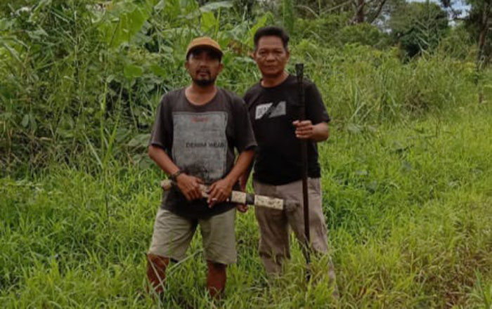 Ketua Kelompok Tani TDB Pungkas bersama M. Rafik di lahan yang menjadi objek sengketa dengan PT. KPC. (foto : Ud)