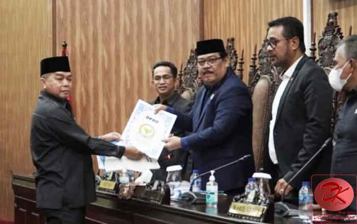 Ketua DPRD Kota Balikpapan Abdulloh, S.Sos menerima dokumen dari Pansus Raperda Tata Beracara BK. (foto : Roni)