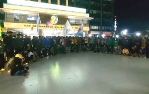 Aksi demonstrasi Mahasiswa dari Aliansi Masyarakat Kaltim Membara berlangsung hingga malam hari. (foto : Mashardiansyah)