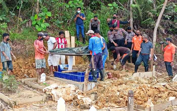 Kepolisian membongkar kuburan korban Rizky Andrean di Pemakaman Umum Kelurahan Sebengkok untuk dilakukan autopsi, 26 Maret 2022. (foto : Exclusive)