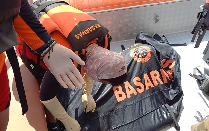 Tim SAR Basarnas mengevakuasi mayat Adie dari lokasi penemuan. (foto : Tim SAR)