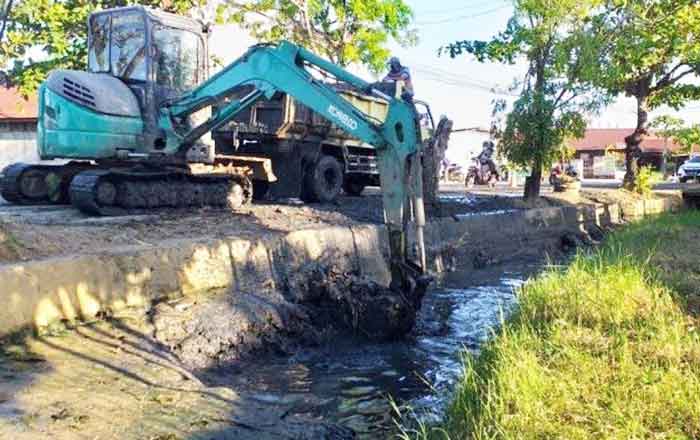 Dinas Perumahan dan Kawasan Permukiman Kutim membersihkan saluran drainase yang mendangkal. (foto : 1st)