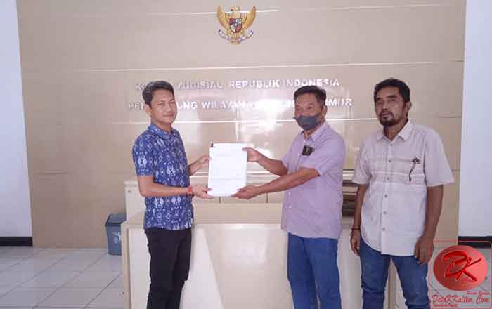 Ketua Poktan TBD Pungkas didampingi Rafik serahkan laporan ke KY diterima Koordinator Penghubung KY Wilayah Kaltim Danny Bunga, SH. (foto : Ud)