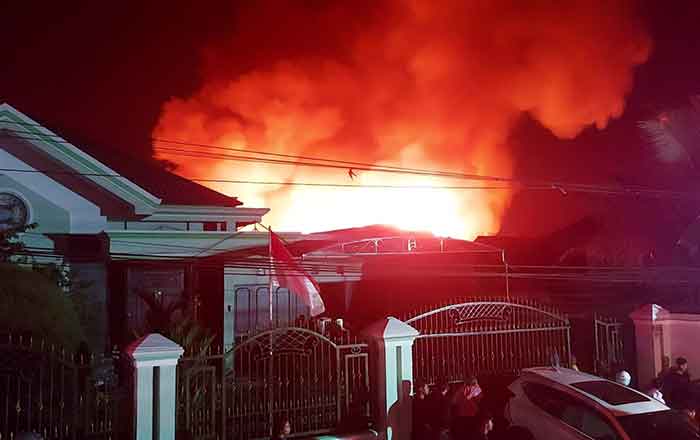 Kobaran Api menerangi sebagian langit Kota Samarinda saat terjadi kembakaran, taka da korban jiwa dalam peristiwa ini. (foto : Mashardiansyah)