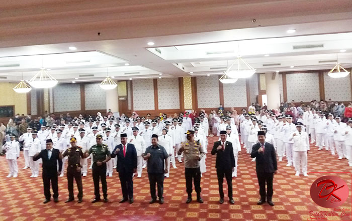 Bupati Kutai Kartanegara Edy Damansyah bersama 86 Kepala Desa yang dilantik. (foto : Alim)