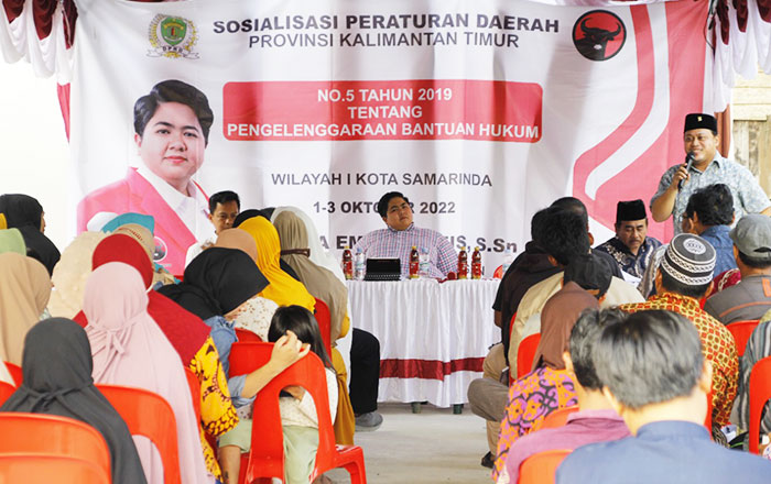 Ananda Emira Moeis, Ketua Fraksi PDI Perjuangan DPRD Kaltim menggelar Sosperda Bantuan Hukum menghadirkan narasumber praktisi Hukum S. Roy Hendryanto. (foto : Exclusive)