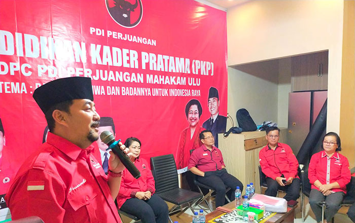 Veridiana Huraq Wang (2 kiri) pada kegiatan PKP PDIP di Mahulu. (foto : Exclusive)
