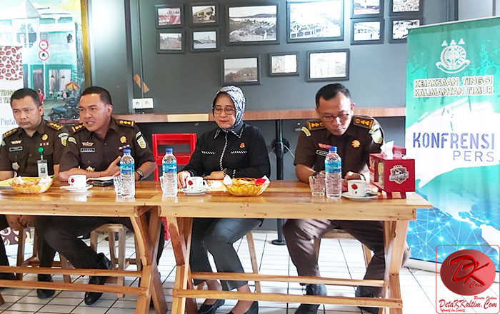 Wakajati Kaltim Amiek Mulandar, SH, MH dalam Coffee Morning bersama awak media di Samarinda. (foto : LVL)