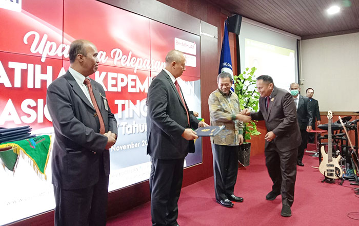 Wakil Gubernur Kaltim Hadi Mulyadi serahkan Sertifikat Piagam dan PIN kepada seluruh peserta sebagai tanda bukti telah mengikuti pelatihan. (foto : ib)