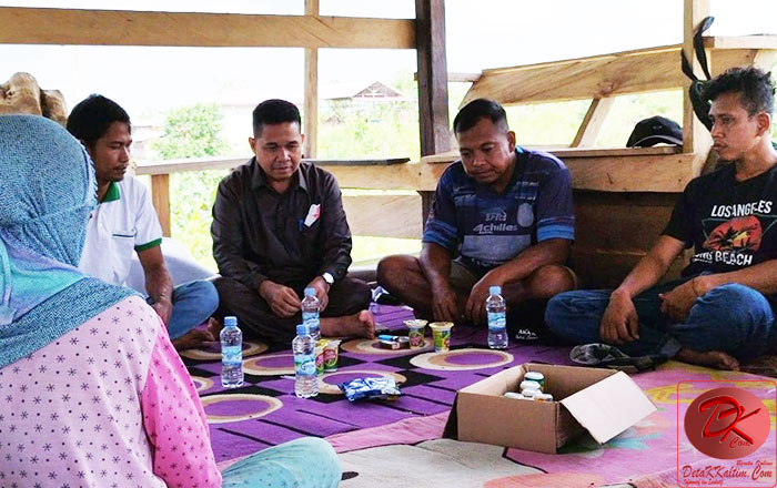 Joni, Ketua DPRD Kutim saat berkunjung ke tempat Petani millenial di Desa Sepaso Barat: (foto : Ist)