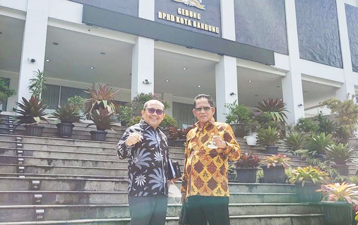Ketua Pansus Raperda Tata Kearsipan Novel Tyty Paembonan bersama Wakil Ketua Pansus Masdari Kidang mengabadikan momen di depan Gedung DPRD Bandung. (foto : Ist)