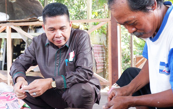 Ketua DPRD Kutim Joni saat menyambangi Peternak Madu Kelulut di Bengalon. (foto : 1st)