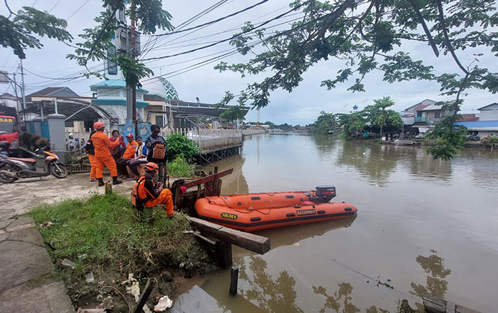 Tim Rescue melakukan pencarian terhadap korban Riski menggunakan Perahu Karet dan sejumlah peralatan lainnya. (foto : Tim SAR)