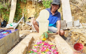 Arianto, ayah korban Rizky memperbaiki kuburan anaknya bersama keluarga usai sidang di PN Tarakan. (foto : Exclusive)