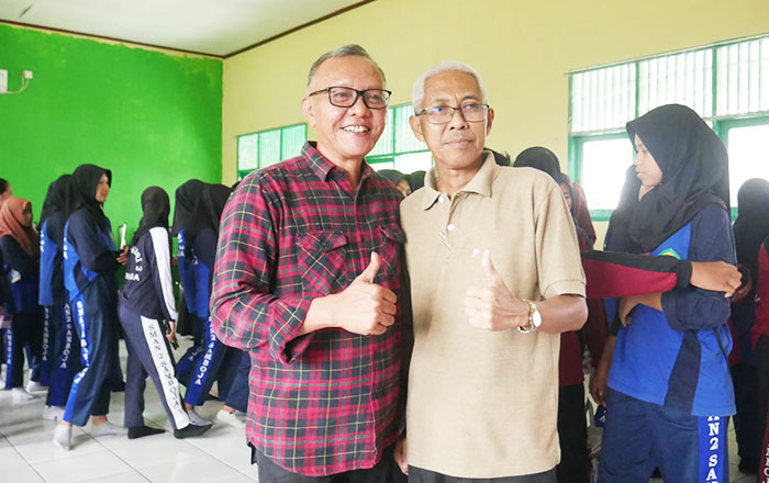 Burhanuddin, Kepala Sekolah SMA Negeri 2 Samboja bersama Wakil Ketua DPRD Kaltim Muhammad Samsun usai Sosialisasi Wawasan Kebangsaan. (foto : Exclusive)