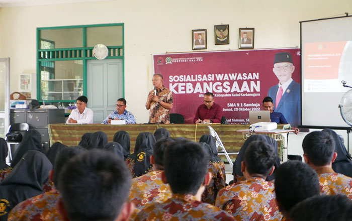 Wakil Ketua DPRD Kaltim Muhammad Samsun Sosialisasi Wawasan Kebangsaan kepada Siswa-Siswi SLTA di SMA Negeri 1 Samboja, Kutai Kartanegara. (foto : Exclusive)