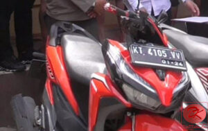 Barang bukti Sepeda Motor Honda Vario yang telah diubah Nomor Polisinya menjadi KT 4105 VV. (foto : Mashardiansyah)