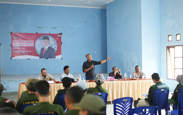 Muhammad Samsun, Wakil Ketua DPRD Kaltim menggelar Sosialisasi Wawasan Kebangsaan kepada anggota Linmas di Muara Jawa. (foto : Exclusive)