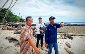 Reses di Pulau Maratua,  Sutomo Jabir anggota DPRD Kaltim  bersama warga setempat. (foto : dok. Sutomo). 