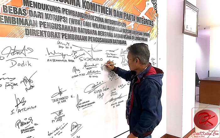 Irwan Santoso, membubuhkan tandatangan pada spanduk Direktorat Pembinaan Pengusaha Batubara mendukung Zona Integritas WBK dan WWBM. (foto : Exclusive)