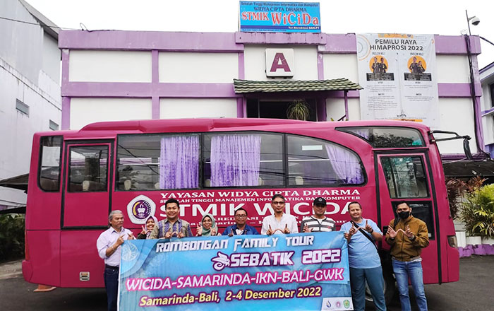 Panitia Jurnal SEBATIK STMIK Widya Cipta Dharma Samarinda bersiap berangkat ke Bali. (foto : Exclusive)
