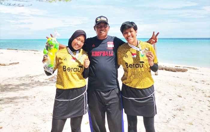 Coach Karmuji bersama 2 orang atlet binaannya. (foto : Exclusive)