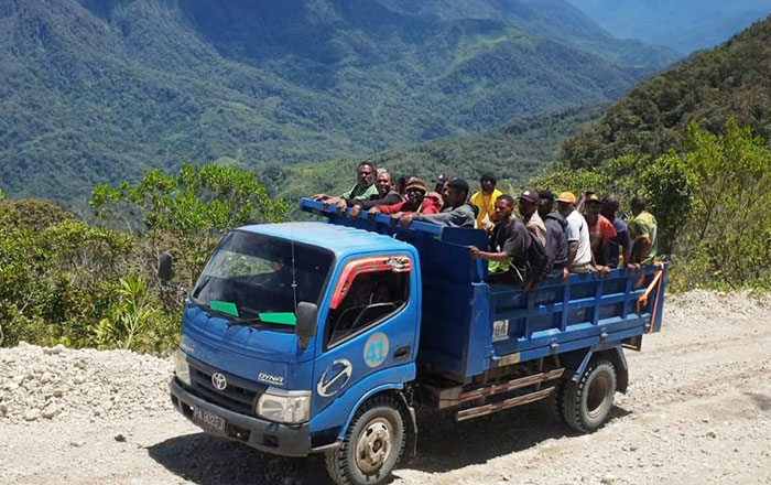 Warga Kiwirok, Kabupaten Pegunungan Bintang, Provinsi Papua Pegunungan, gembira bisa kembali ke kampung halamannya setelah mengungsi selama sekitar 1,2 tahun. Harapan merayakan Natal di kampung halaman terkabul. (foto : Exclusive)