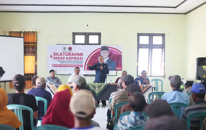 Muhammad Samsun, Wakil Ketua DPRD Kaltim berikan bantuan Pupuk kepada 18 Kelompok Tani di Desa Panca Jaya, Kecamatan Muara Kaman, Kutai Kartanegara. (foto : Exclusive)