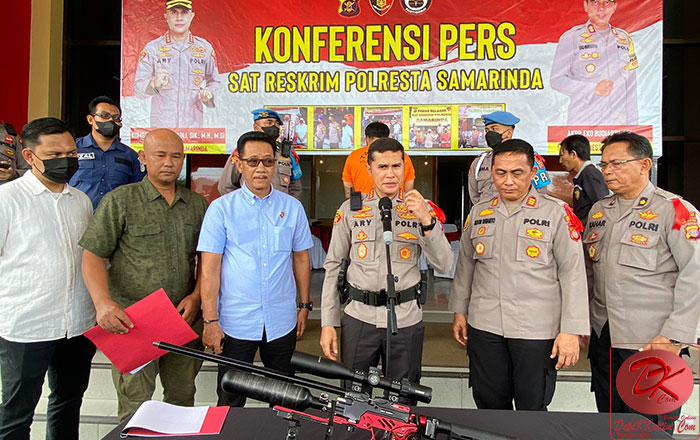 Kombes Pol Ary Fadli, Kapolresta Samarinda dalam Konferensi Pers dengan barang bukti Senapan Angin PCP merek Viper. (foto : Lisa)
