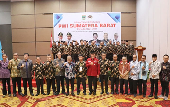 Ketua Umum Pengurus PWI Pusat Atal S. Depari melantik Basril Basyar sebagai Ketua PWI Sumatera Barat. (foto : PWI Pusat)